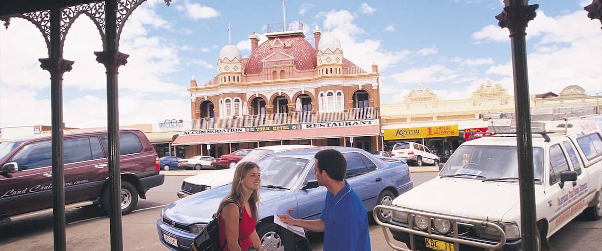Kalgoorlie - Boulder mettant en vedette scĂšnes de rue et ville aussi bien que couple