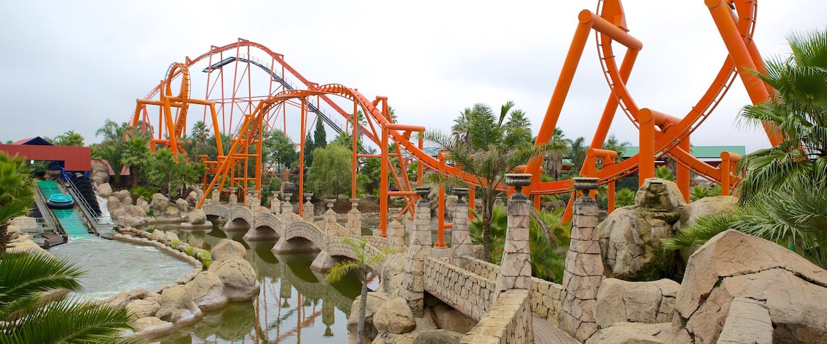 Gold Reef City que incluye un estanque, paseos y un jardín