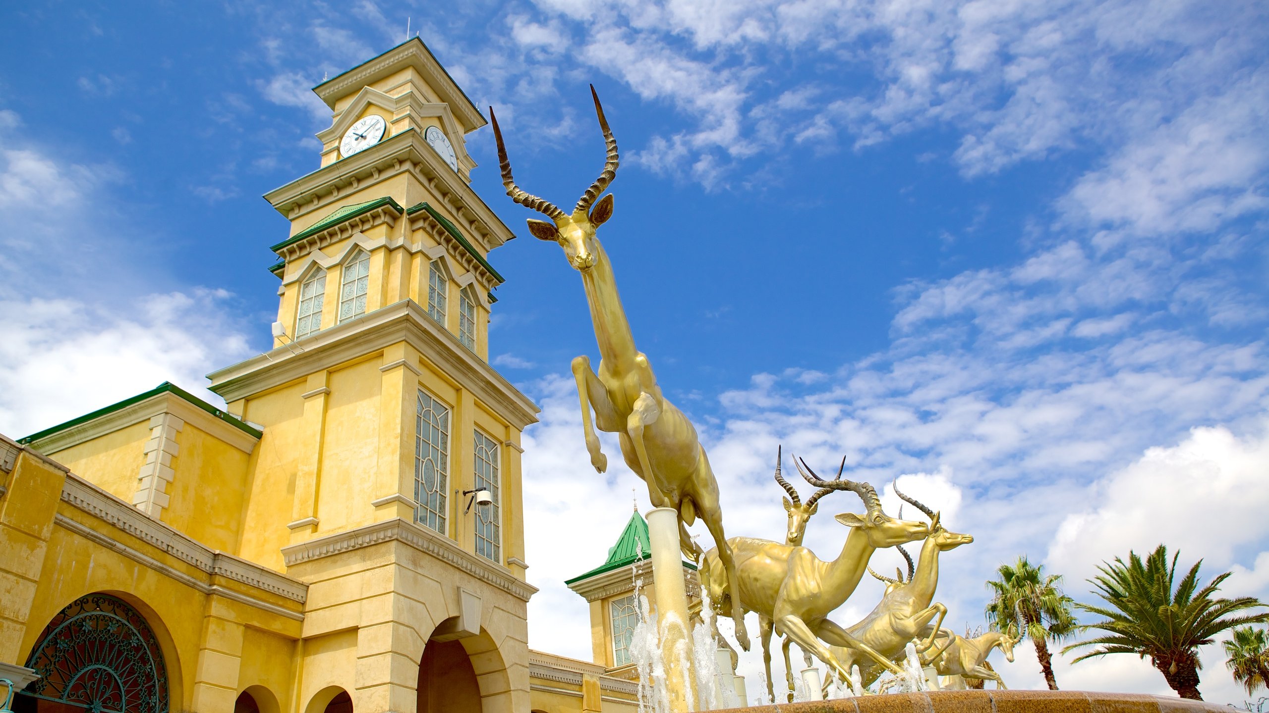 Gold Reef City toont een stad, een standbeeld of beeldhouwwerk en historische architectuur