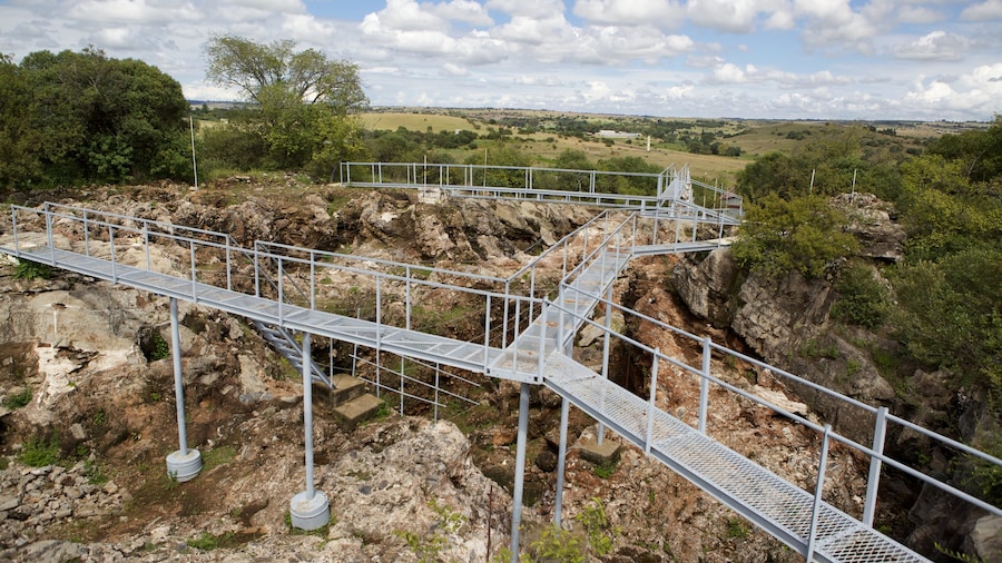Sterkfontein Caves og byder på udsigt og en bro