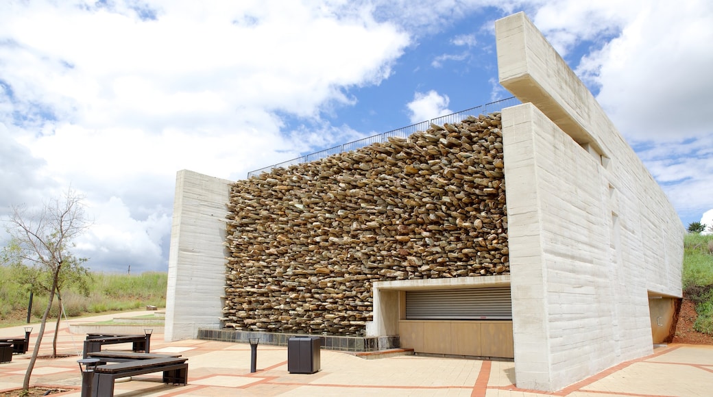 Maropeng which includes outdoor art and art