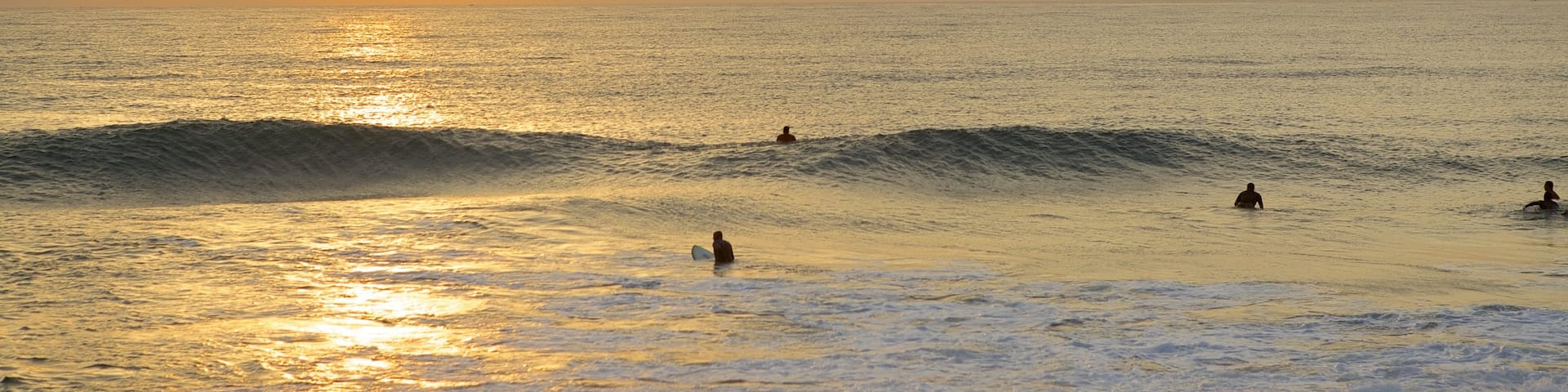 South Beach mit einem Surfen, Sonnenuntergang und Landschaften