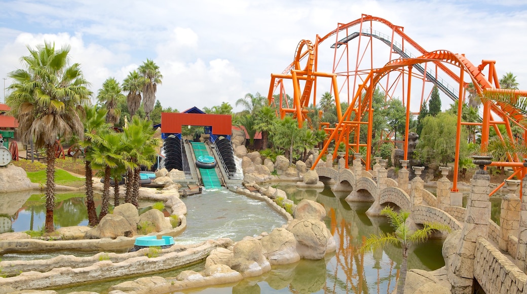 Gold Reef City das einen Wasserpark und Fahrten