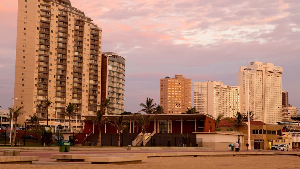 North Beach mostrando uma cidade litorânea, um hotel e uma cidade
