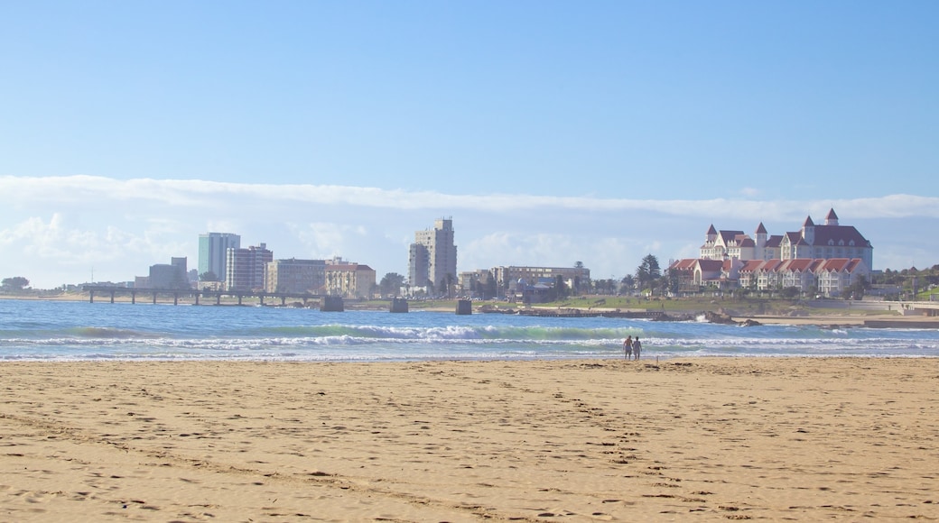 King\'s Beach bevat een zandstrand, een stad en algemene kustgezichten