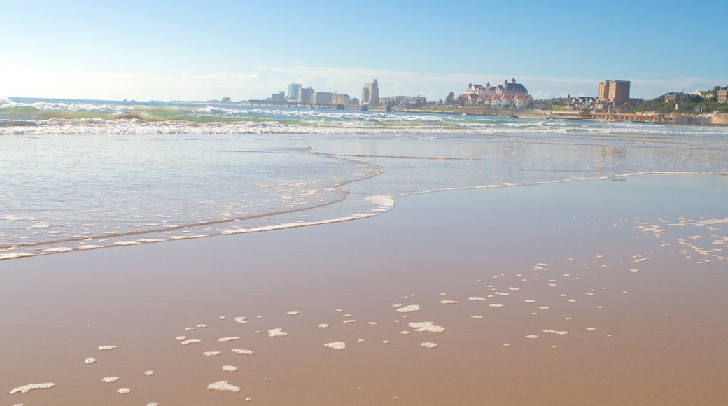 King\'s Beach ofreciendo una ciudad costera y una playa
