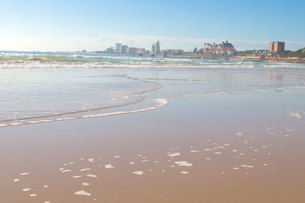 King\'s Beach montrant plage de sable et ville cĂŽtiĂšre