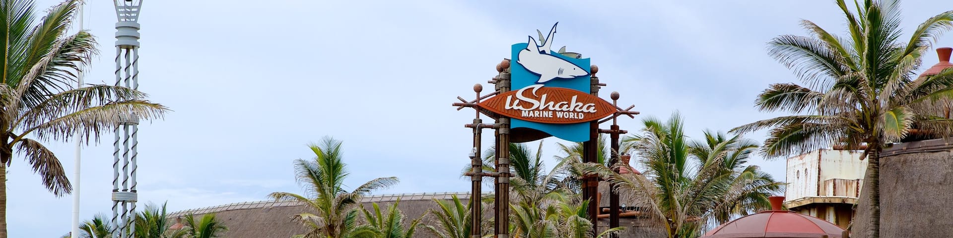 uShaka Marine World mit einem Fahrten und Beschilderung sowie große Menschengruppe