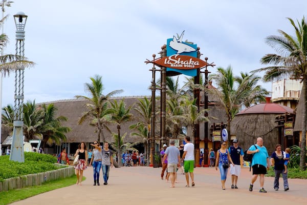 uShaka Marine World mit einem Fahrten und Beschilderung sowie große Menschengruppe