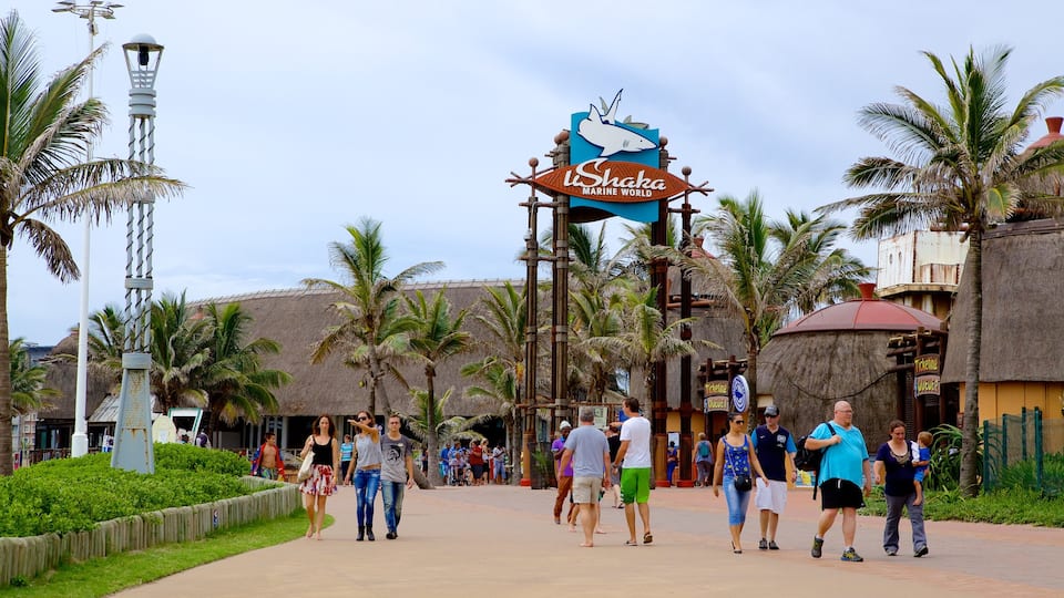 uShaka Marine World que incluye señalización y paseos y también un gran grupo de personas
