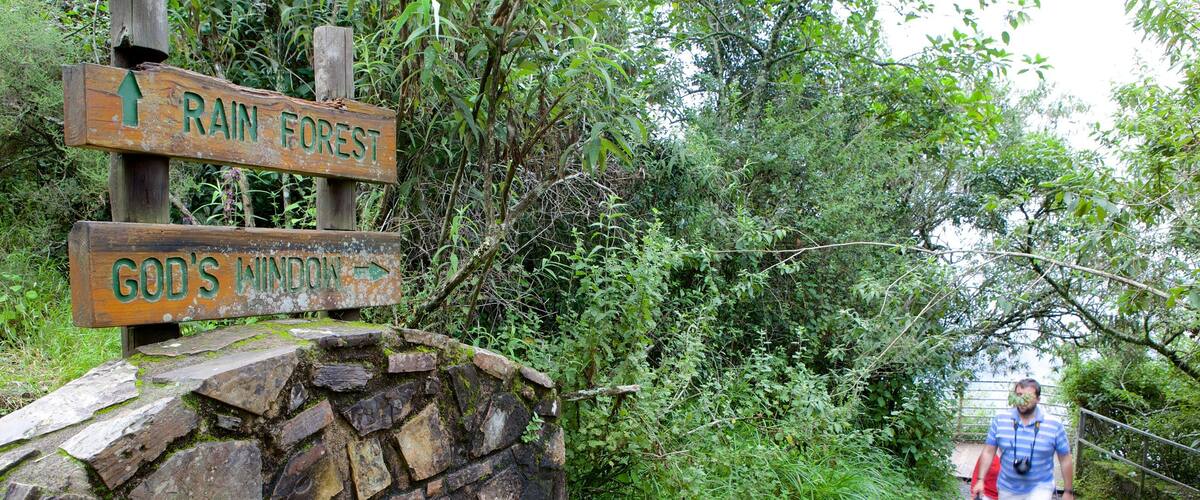 Ventana de Dios ofreciendo señalización, senderismo o caminata y animales del zoológico