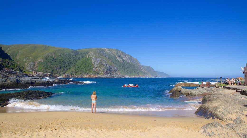 Tsitsikamma National Park caratteristiche di spiaggia sabbiosa cosi come ragazza