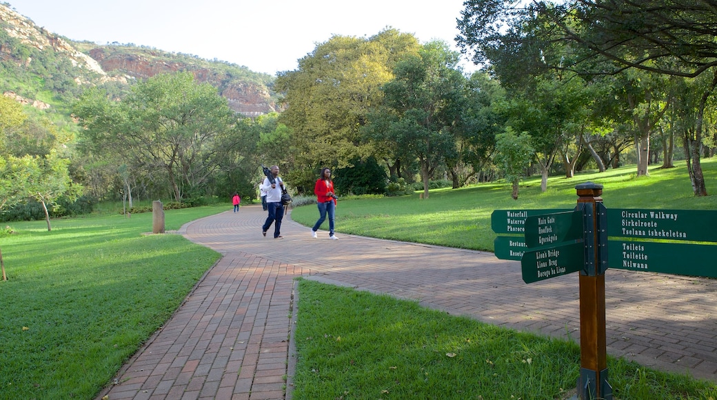 Walter Sisulu Botanical Gardens que incluye señalización y un parque