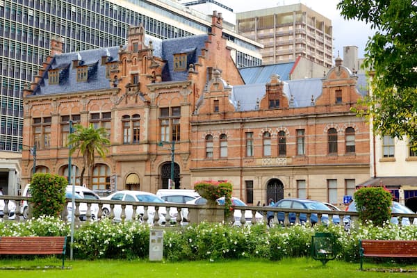 Church Square welches beinhaltet Kirche oder Kathedrale, Stadt und historische Architektur