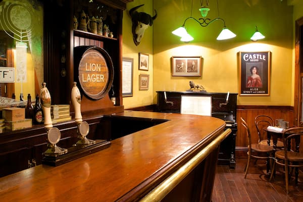 SAB World of Beer mit einem Innenansichten und Bar