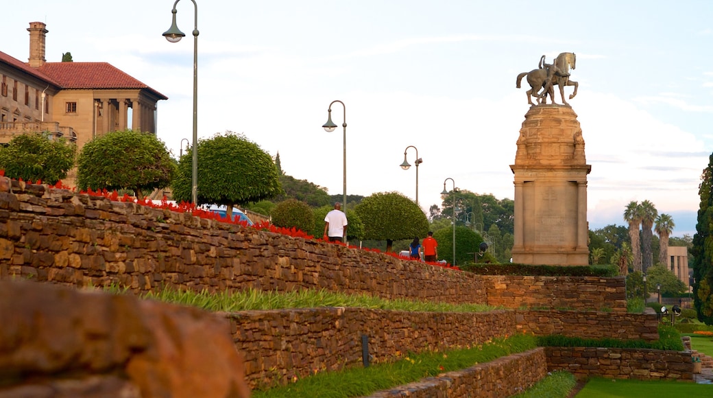 Union Buildings fasiliteter samt historisk arkitektur og statue eller skulptur