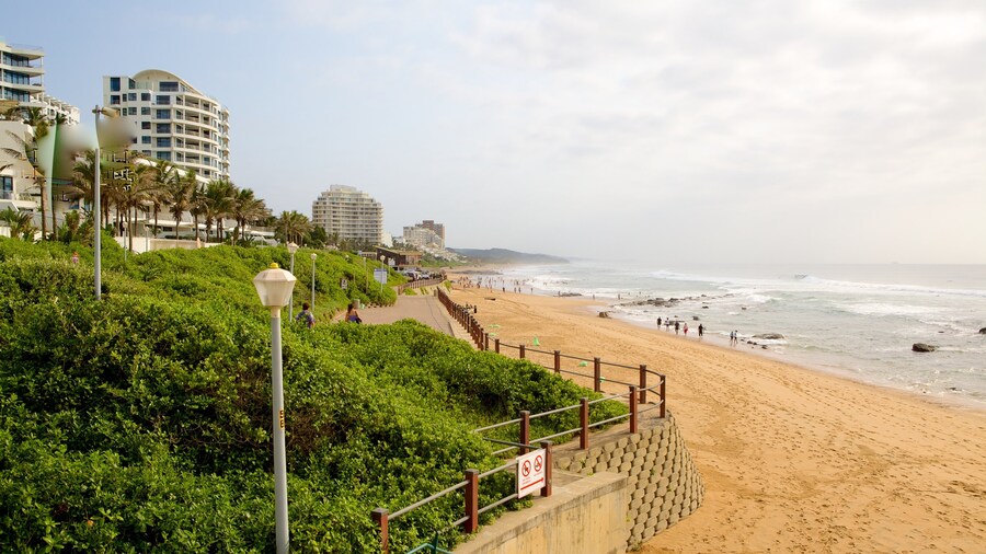 Umhlanga Rocks Beach toont een strand, landschappen en een kuststadje