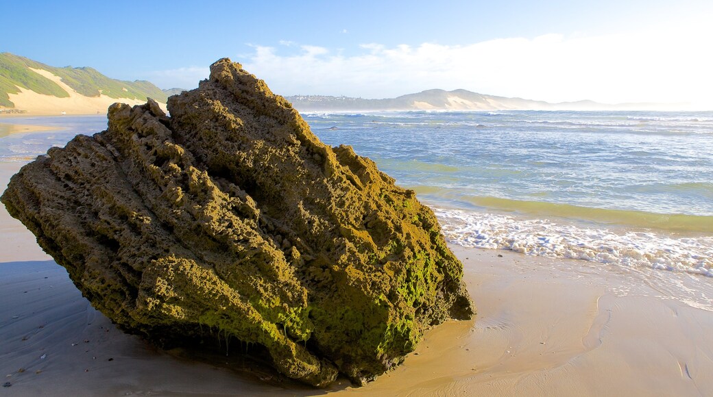 Nahoon Beach mit einem Sandstrand, allgemeine Küstenansicht und Landschaften