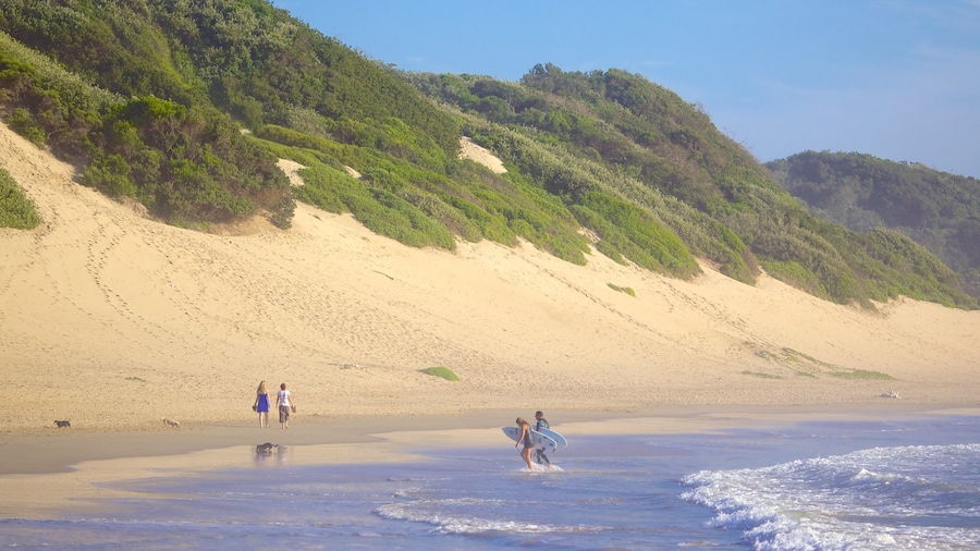 Playa de Nahoon ofreciendo surf, vistas de paisajes y una playa de arena