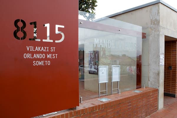 Musée Nelson Mandela montrant signalisation et ville