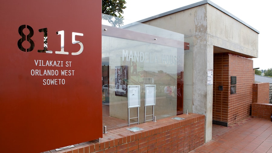 Mandela House som inkluderar skyltar och en stad