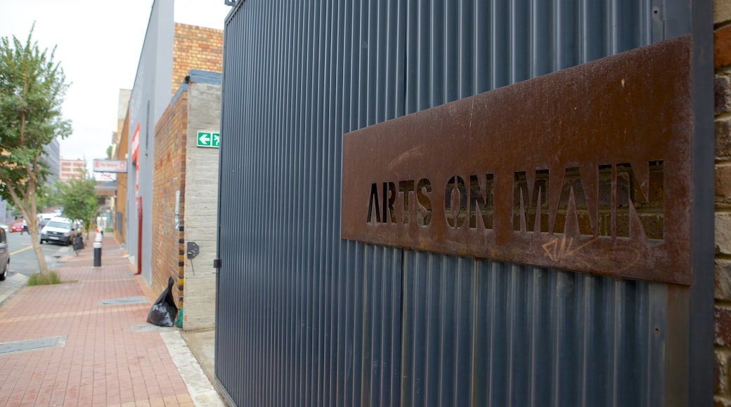 Arts on Main welches beinhaltet Straßenszenen, Beschilderung und Stadt