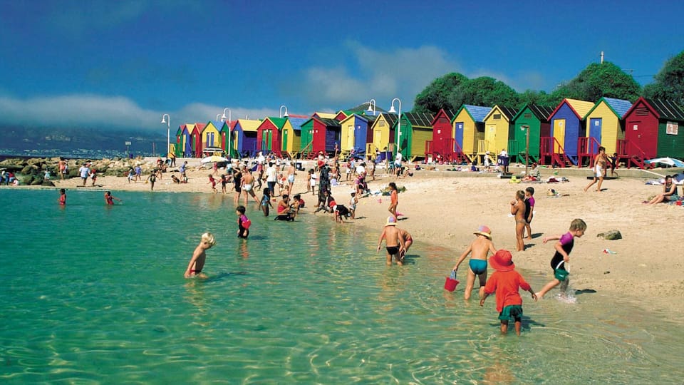 Ciudad del Cabo mostrando una playa de arena y vistas de una costa y también niños