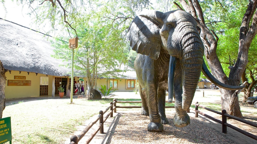 Mpumalanga - Limpopo mostrando animales terrestres, una estatua o escultura y animales de zoológico