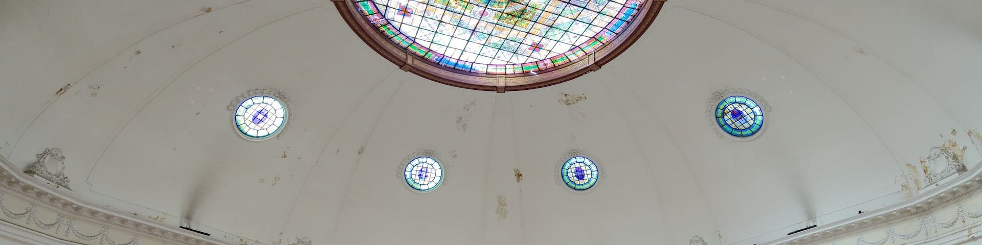 Mendoza which includes a city and interior views