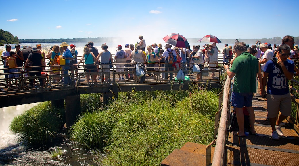 Garganta do Diabo mostrando paisagens e uma ponte assim como um grande grupo de pessoas