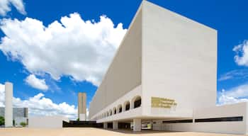 Biblioteca Nazionale che include architettura moderna e città