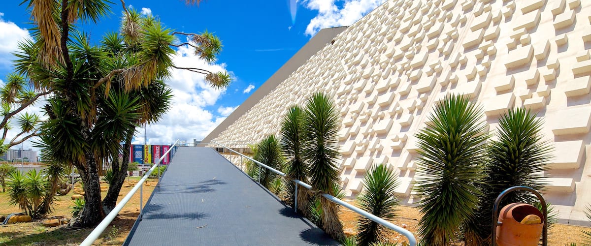 Teatro Nacional Cláudio Santoro que inclui arquitetura moderna