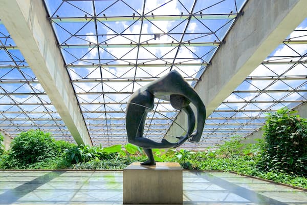 Teatro Nacional Cláudio Santoro mit einem Kunst, Stadt und Statue oder Skulptur