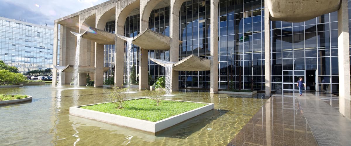 Palácio de Justiça mostrando arquitetura moderna e uma cidade