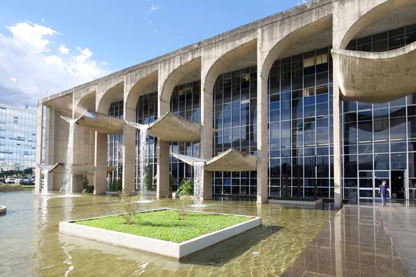 Palacio de Justicia welches beinhaltet Stadt und moderne Architektur
