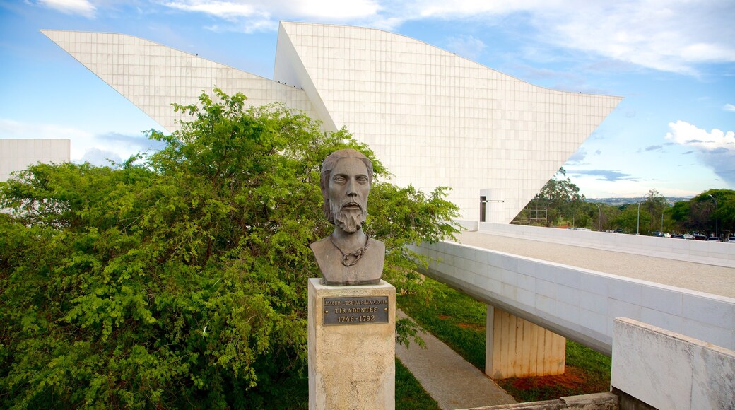 Panteón de la Libertad mostrando arte al aire libre, arquitectura moderna y una estatua o escultura