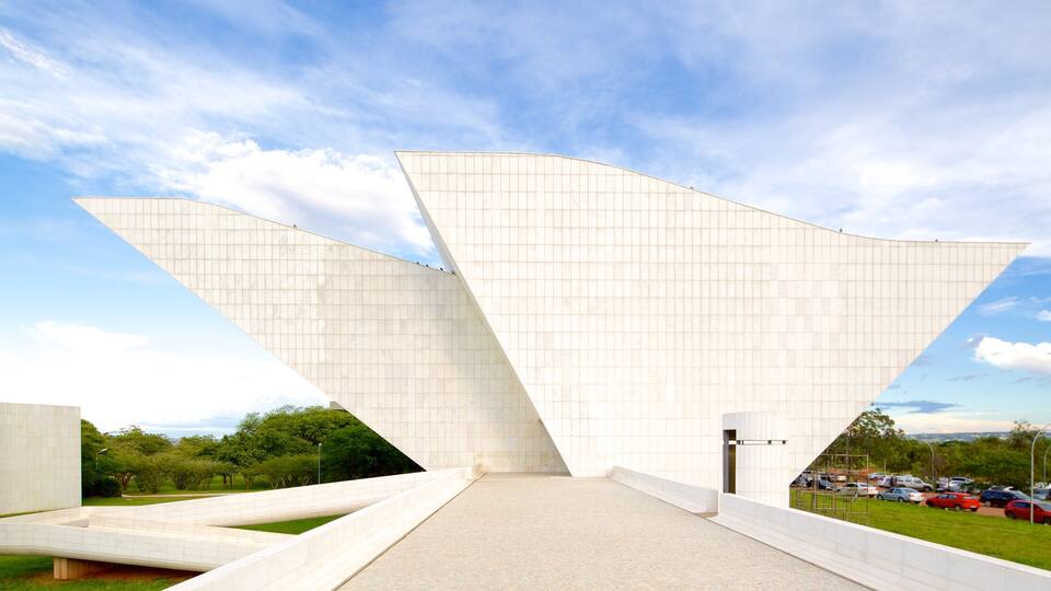 Panteão da Pátria e da Liberdade Tancredo Neves inclusief moderne architectuur en een monument