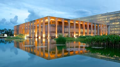 Le palais d\'Itamaraty qui includes un château, un étang et une ville