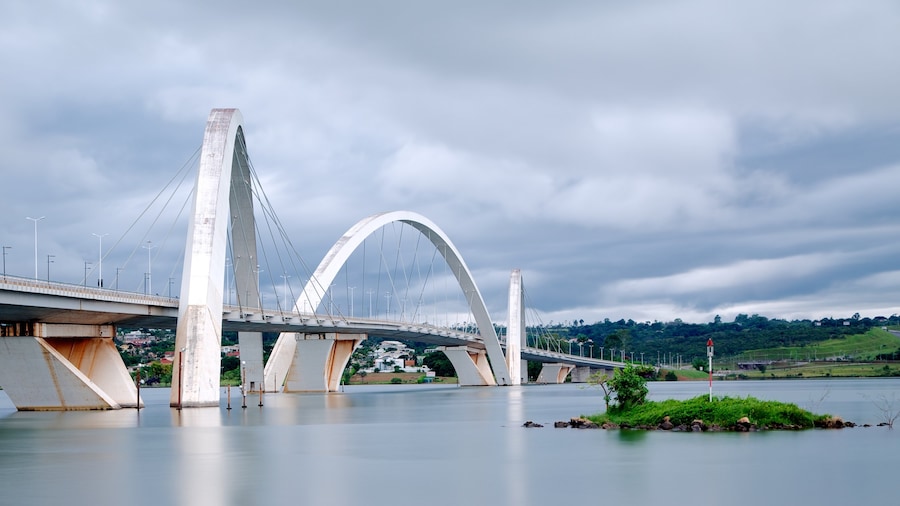 Pont Juscelino Kubitschek mettant en vedette riviÚre ou ruisseau, pont et lac ou étang