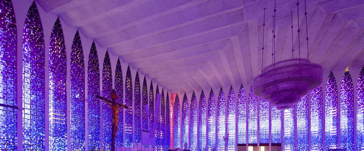 Santuário Dom Bosco caracterizando vistas internas, uma igreja ou catedral e arquitetura de patrimônio