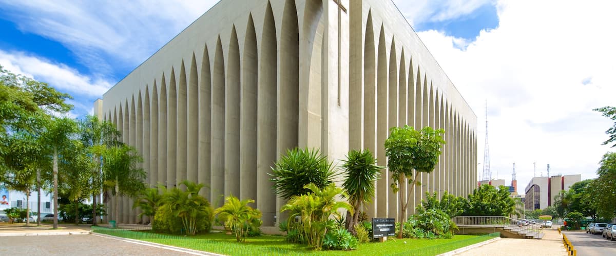 Santuário Dom Bosco que inclui uma cidade, cenas de rua e arquitetura moderna