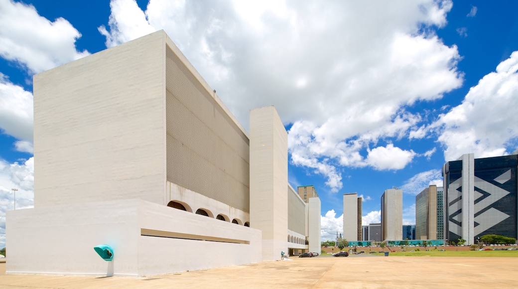 Biblioteca Nacional de Brasília toont een stad en moderne architectuur