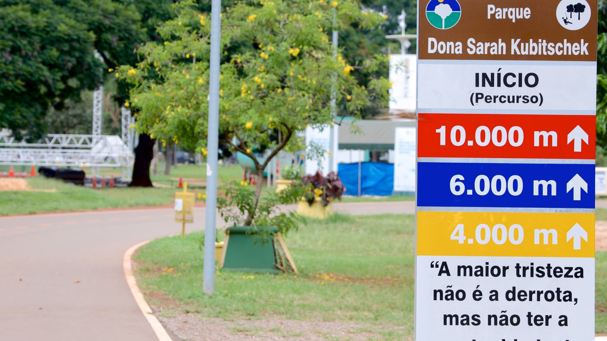 Parque da Cidade toont bewegwijzering en een tuin