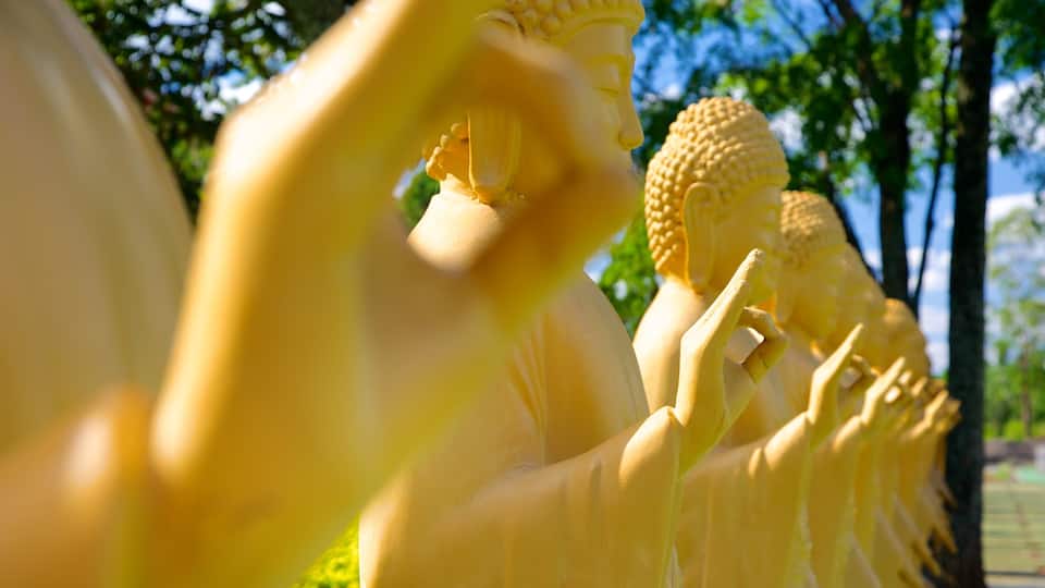 Tempio buddista che include arte urbana e elementi religiosi