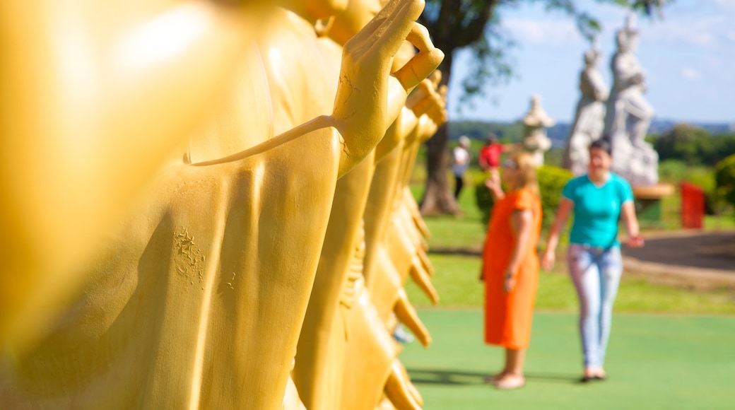 Buddhist-tempel som inkluderar religiösa element och ett tempel eller plats för dyrkan