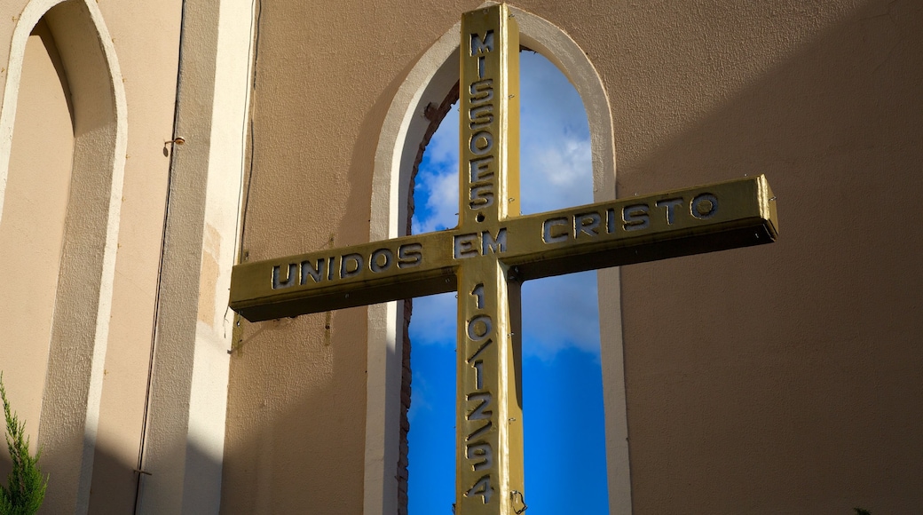 Catedral de San Juan Bautista que incluye aspectos religiosos y una iglesia o catedral