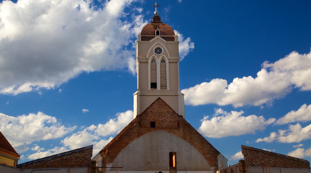 Catedral de San Juan Bautista ofreciendo una iglesia o catedral, una pequeña ciudad o aldea y aspectos religiosos