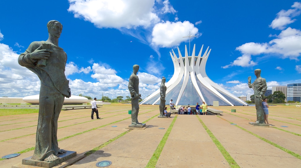 Catedral Metropolitana caracterizando uma igreja ou catedral, uma praça ou plaza e uma estátua ou escultura