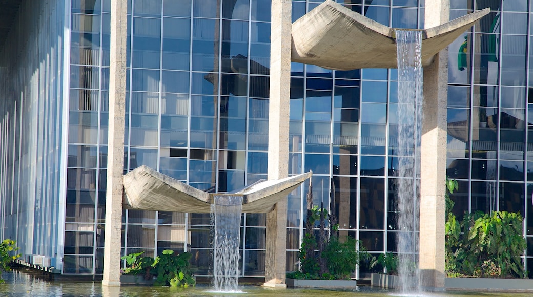 Palácio de Justiça caracterizando arquitetura moderna, uma fonte e cbd