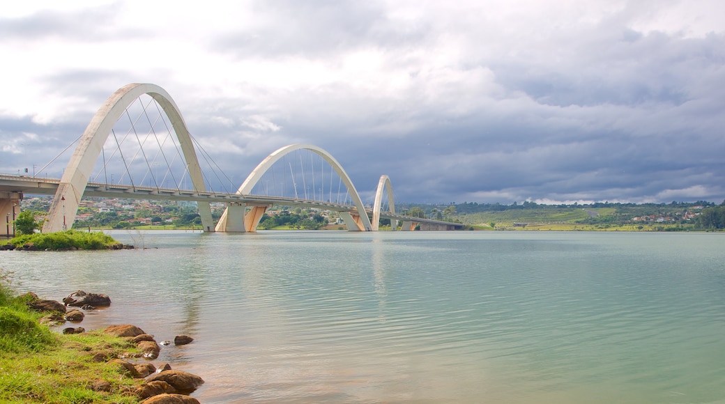 Juscelino Kubitschek Bridge which includes a bridge and a river or creek